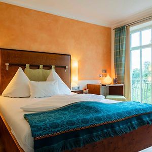 Kleines Zimmer mit Kingsize-Bett
