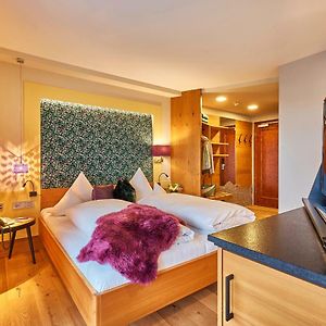 Großes Zimmer mit Kingsize-Bett